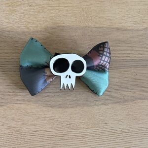Harveys Sally Skull Bow Hair Clip - Green and Black